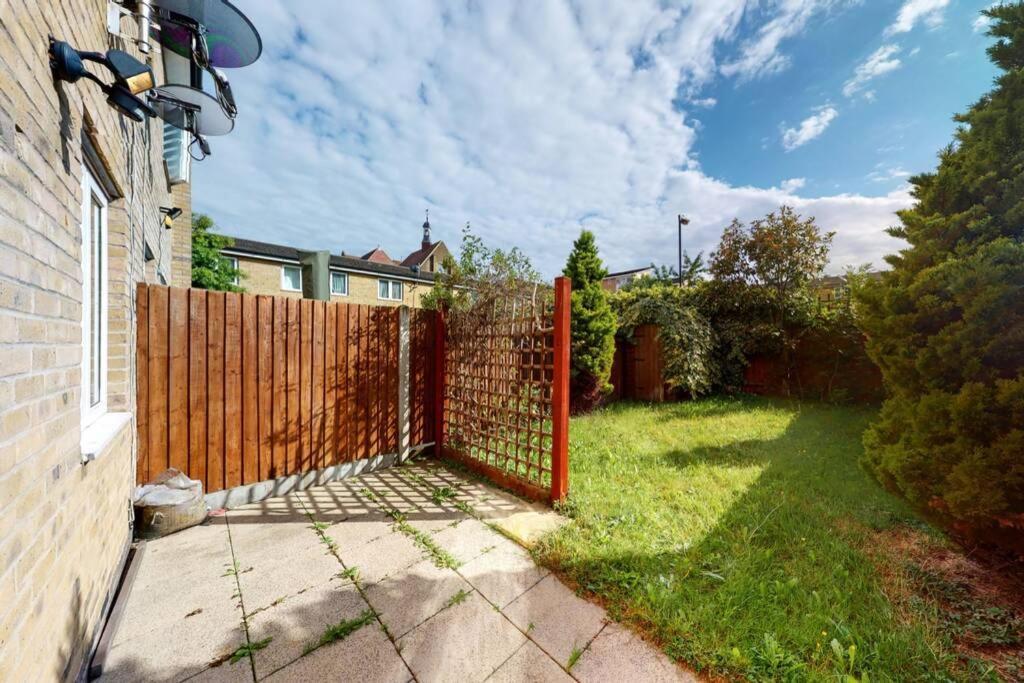 Super 2 Bed House With Privategarden Лондон Екстериор снимка